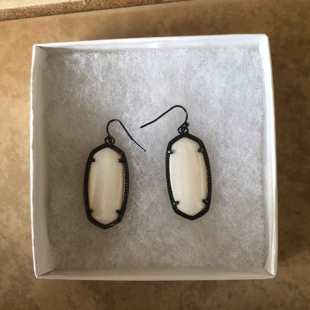 NEVER WORN kendra scott earrings